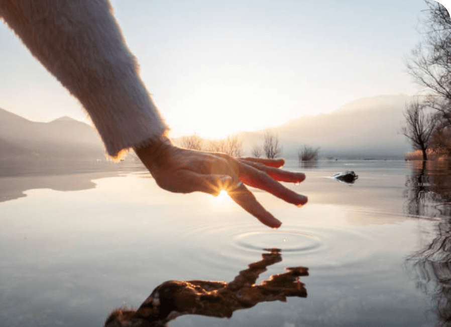 Hand die een aanraking maakt met het water